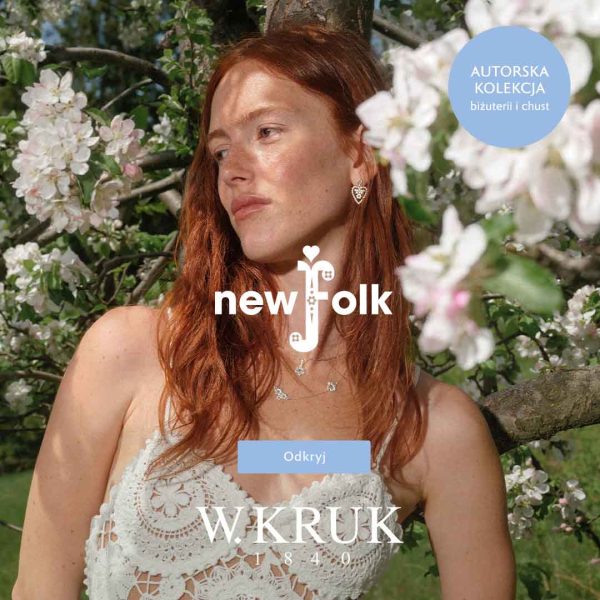 Reklama kolekcji New Folk od W.KRUK przedstawiająca kobietę w białej koronkowej sukience, noszącą delikatną biżuterię na tle kwitnącego sadu. Na grafice widnieje napis „Autorska kolekcja biżuterii i chust”.