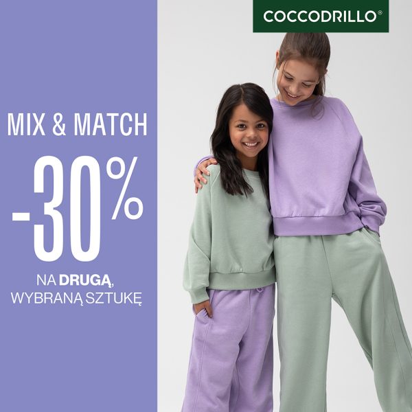 Zdjęcie reklamowe marki Coccodrillo przedstawia dwie uśmiechnięte dziewczynki w pastelowych dresach – miętowym i fioletowym. Po lewej stronie znajduje się fioletowe tło z napisem promocyjnym „MIX & MATCH -30% NA DRUGĄ, WYBRANĄ SZTUKĘ”.