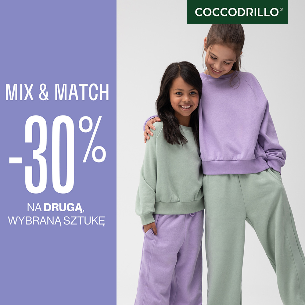 Zdjęcie reklamowe marki Coccodrillo przedstawia dwie uśmiechnięte dziewczynki w pastelowych dresach – miętowym i fioletowym. Po lewej stronie znajduje się fioletowe tło z napisem promocyjnym „MIX & MATCH -30% NA DRUGĄ, WYBRANĄ SZTUKĘ”.