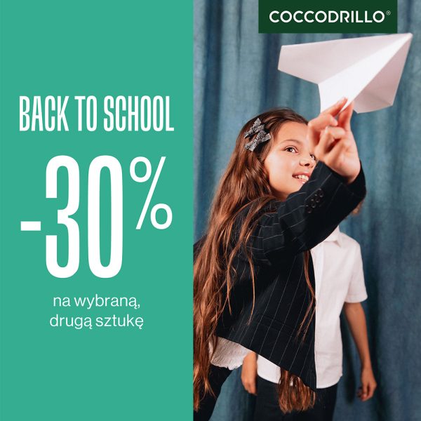 Grafika promocyjna marki Coccodrillo przedstawia dziewczynkę w ciemnej marynarce trzymającą papierowy samolot. Po lewej stronie, na zielonym tle, umieszczono napis „BACK TO SCHOOL” oraz informację o rabacie -30% na wybraną, drugą sztukę.