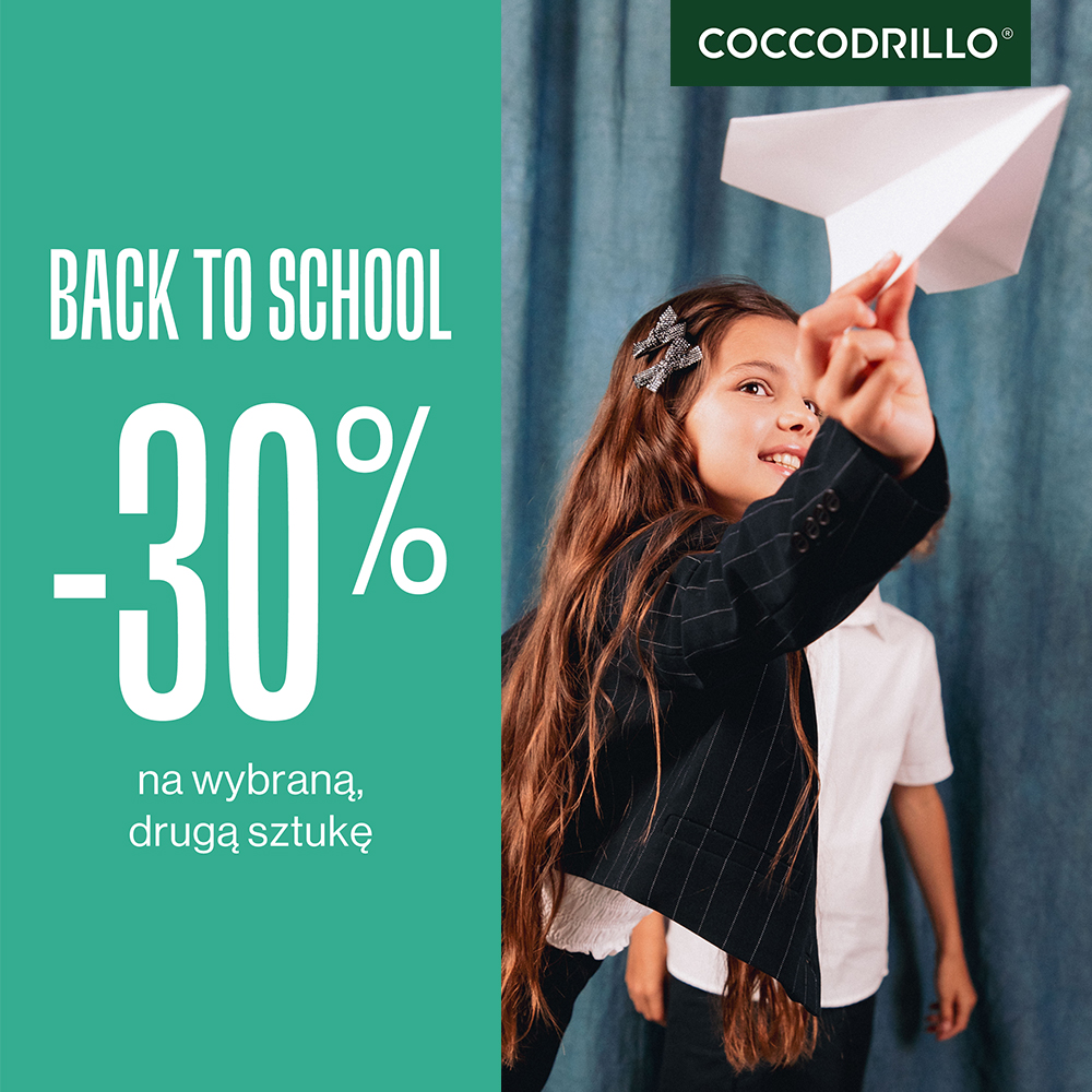 Grafika promocyjna marki Coccodrillo przedstawia dziewczynkę w ciemnej marynarce trzymającą papierowy samolot. Po lewej stronie, na zielonym tle, umieszczono napis „BACK TO SCHOOL” oraz informację o rabacie -30% na wybraną, drugą sztukę.