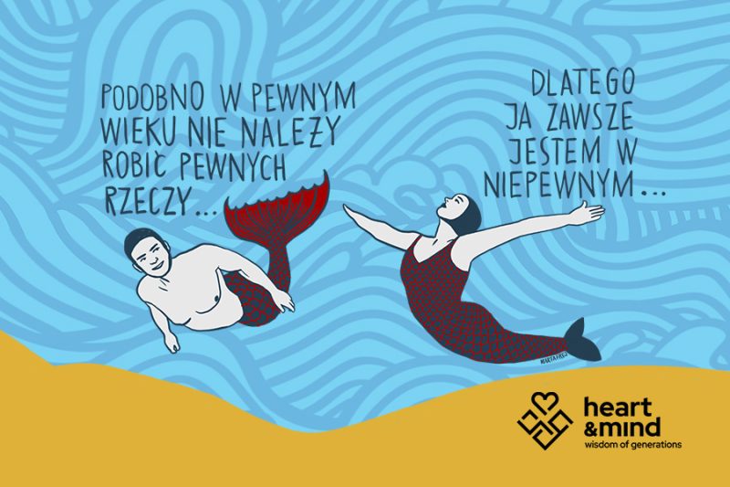 Ilustracja autorstwa Marty Frej przedstawiająca dwie postacie z czerwonymi syrenimi ogonami unoszące się na tle niebieskich fal. Na grafice widnieje napis: „Podobno w pewnym wieku nie należy robić pewnych rzeczy… Dlatego ja zawsze jestem w niepewnym…”. W prawym dolnym rogu znajduje się logo Fundacji Heart & Mind.