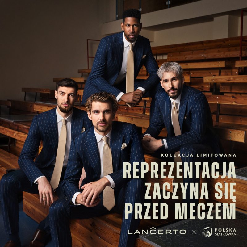 Kwadratowe zdjęcie promocyjne marki Lancerto przedstawiające czterech siatkarzy reprezentacji Polski na drewnianych trybunach sportowych. Zawodnicy ubrani są w eleganckie granatowe garnitury w delikatny jasny prążek, białe koszule oraz beżowe krawaty i poszetki. W prawym dolnym rogu znajduje się biało-beżowy napis KOLEKCJA LIMITOWANA REPREZENTACJA ZACZYNA SIĘ PRZED MECZEM oraz logo LANCERTO x POLSKA SIATKÓWKA.