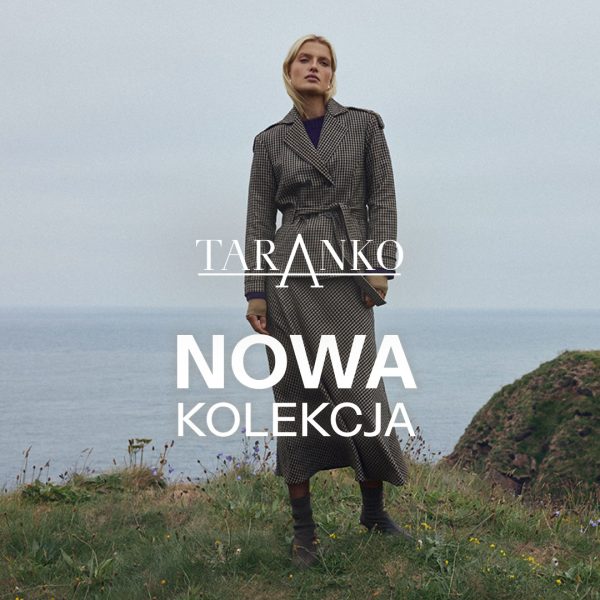 Kwadratowe zdjęcie wizerunkowe marki Taranko z widoczną blond modelką stojącą na zielonym klifie nad morzem. Modelka ma na sobie długi, dwurzędowy płaszcz w drobną kratkę wiązany w pasie. Na środku znajduje się białe logo TARANKO oraz duży biały napis NOWA KOLEKCJA.