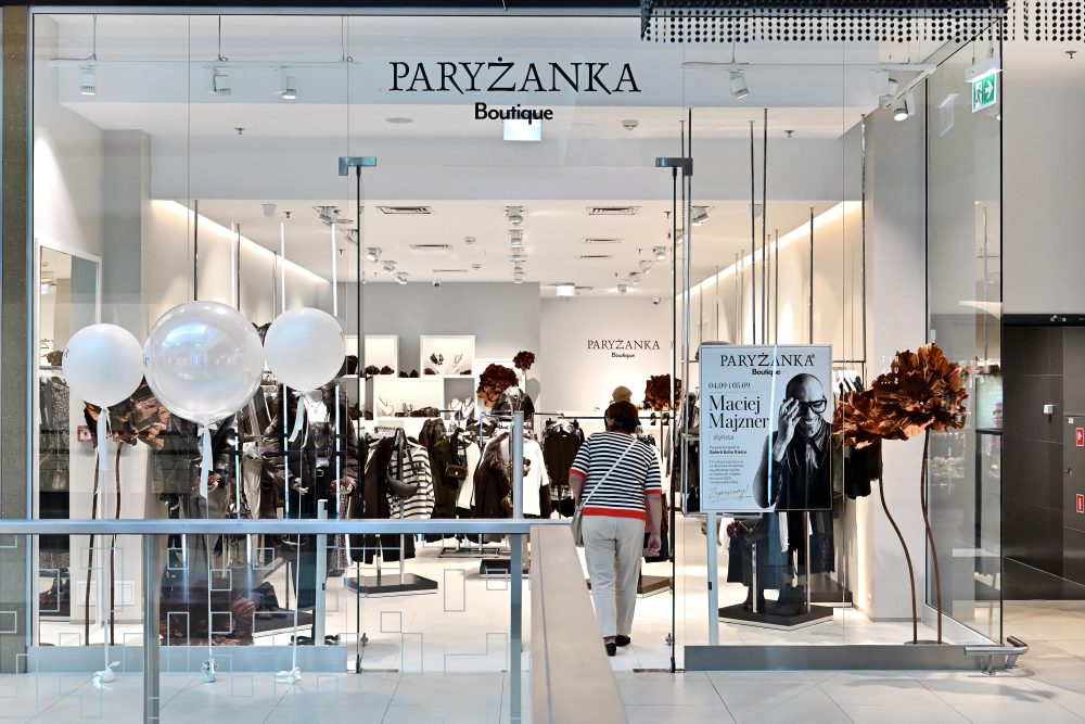 Klientka wchodząca do butiku Paryżanka Boutique w pasażu Galerii Echo.