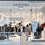 Klientka wchodząca do butiku Paryżanka Boutique w pasażu Galerii Echo.