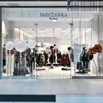 Elegancka witryna butiku Paryżanka Boutique w Galerii Echo z balonami i plakatami wydarzenia.