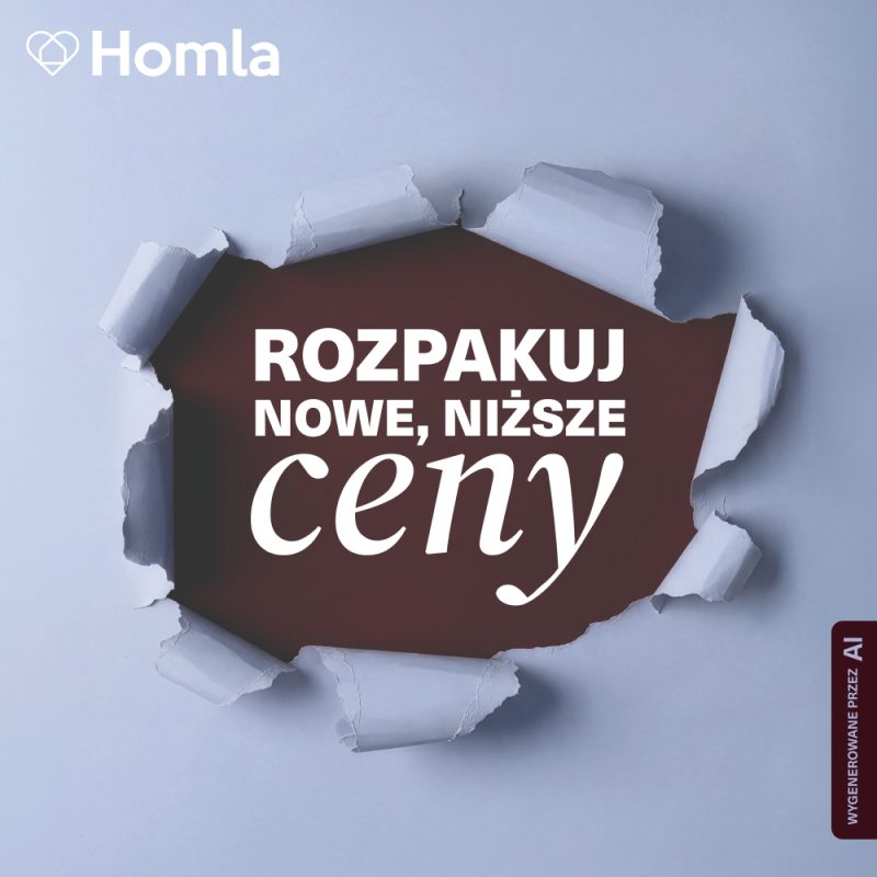 Plakat promocyjny salonu Homla. Tło w jasnym pastelowym odcieniu z efektem rozdartego papieru na środku, ujawniające ciemnoceglany spód z dużym białym napisem ROZPAKUJ NOWE, NIŻSZE ceny. W lewym górnym rogu białe logo Homla, w prawym dolnym narożniku pionowy napis WYGENEROWANE PRZEZ AI.