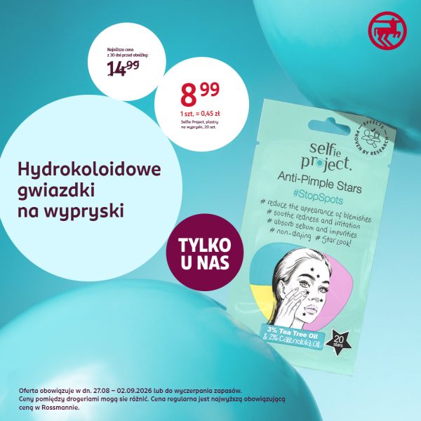 Kwadratowa grafika promocyjna drogerii Rossmann na błękitnym tle z przestrzennymi elementami. Z prawej strony widoczne jasnoniebieskie opakowanie plastrów na wypryski Selfie Project Anti-Pimple Stars oraz czerwony logotyp Rossmann. Z lewej strony białe koła z napisami Hydrokoloidowe gwiazdki na wypryski, cena 8,99 zł oraz najniższa cena z 30 dni przed obniżką 14,99 zł. W centrum ciemnoróżowe kółko z tekstem TYLKO U NAS. Na dole widoczna informacja o czasie trwania akcji 27.08-02.09.2026.