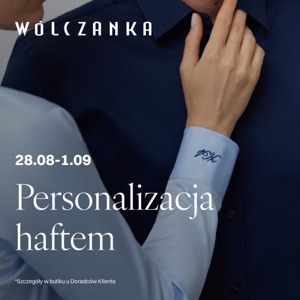 Elegancka kwadratowa grafika promocyjna marki Wólczanka przedstawiająca zbliżenie na niebieską koszulę z wyhaftowanymi na mankiecie granatowymi inicjałami. W tle widoczny fragment ciemnogranatowej koszuli i ręka poprawiająca kołnierzyk. W lewym górnym rogu białe logo WÓLCZANKA, a poniżej data 28.08-1.09 oraz duży biały napis Personalizacja haftem. Na dole drobny tekst *Szczegóły w butiku u Doradców Klienta.