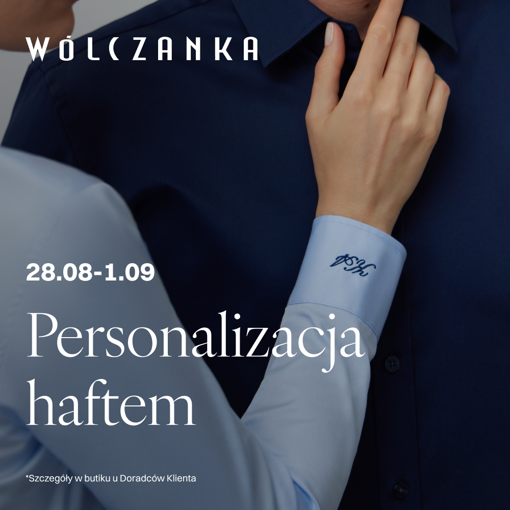 Elegancka kwadratowa grafika promocyjna marki Wólczanka przedstawiająca zbliżenie na niebieską koszulę z wyhaftowanymi na mankiecie granatowymi inicjałami. W tle widoczny fragment ciemnogranatowej koszuli i ręka poprawiająca kołnierzyk. W lewym górnym rogu białe logo WÓLCZANKA, a poniżej data 28.08-1.09 oraz duży biały napis Personalizacja haftem. Na dole drobny tekst *Szczegóły w butiku u Doradców Klienta.