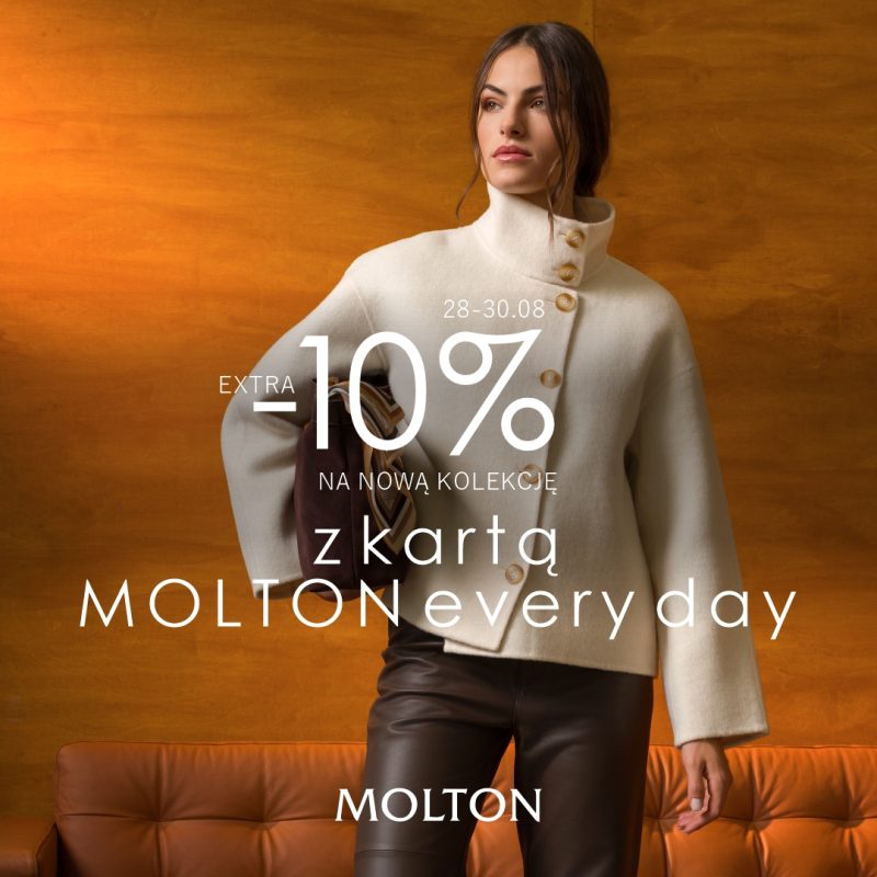 Grafika promocyjna marki MOLTON ze zdjęciem eleganckiej kobiety na ciepłym, drewnianym tle. Kobieta ma na sobie kremową, wełnianą kurtkę ze stójką zapinaną na guziki oraz ciemne skórzane spodnie, a pod pachą trzyma brązową torebkę. Na grafikę nałożono biały napis informujący o promocji: „28-30.08 EXTRA -10% NA NOWĄ KOLEKCJĘ z kartą MOLTON everyday” oraz logo MOLTON na dole.