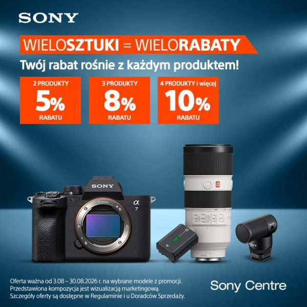 Baner promocyjny Sony Centre z hasłem „Wielosztuki = Wielorabaty”. Oferta obejmuje rabat 5% przy 2 produktach, 8% przy 3 oraz 10% przy 4 lub więcej. Na zdjęciu widoczny jest aparat Sony Alpha 7, obiektyw, akumulator i mikrofon.