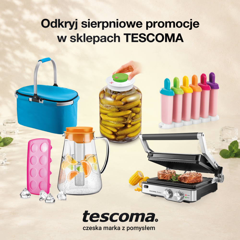 Grafika reklamowa marki Tescoma promuje sierpniowe okazje, prezentując wybrane akcesoria kuchenne i piknikowe. Na jasnym tle przedstawiono m.in. niebieski kosz termiczny, szklany dzbanek na napoje, formy na lody i lód, słoik z piklami oraz elektryczny grill kontaktowy z przygotowywaną potrawą.