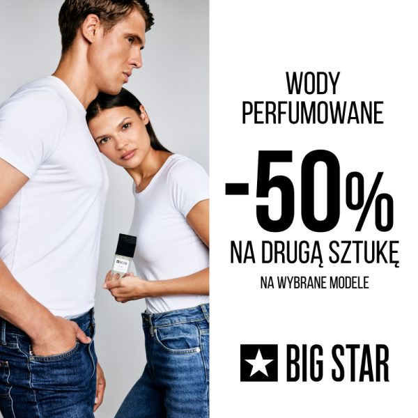 Grafika promocyjna marki Big Star reklamująca ofertę na wody perfumowane z rabatem „-50% NA DRUGĄ SZTUKĘ na wybrane modele”. Po lewej stronie widoczna jest para w białych t-shirtach i jeansach; kobieta opiera się o ramieniem o mężczyznę i trzyma w dłoni flakon perfum. W prawym dolnym rogu znajduje się charakterystyczne logo marki Big Star z gwiazdką.