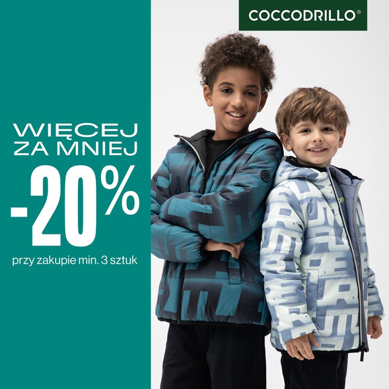 Grafika promocyjna marki Coccodrillo reklamująca ofertę „WIĘCEJ ZA MNIEJ” z rabatem „-20% przy zakupie min. 3 sztuk”. Po prawej stronie widocznych jest dwóch uśmiechniętych chłopców w modnych, wzorzystych kurtkach przejściowych, a w górnym prawym rogu znajduje się białe logo Coccodrillo na ciemnozielonym tle.