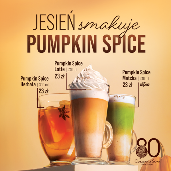 Grafika promocyjna Cukierni Sowa prezentująca jesienne napoje pod hasłem „JESIEŃ smakuje PUMPKIN SPICE”. Na beżowym tle widoczne są trzy napoje w szklankach: Pumpkin Spice Herbata (300 ml) za 23 zł, Pumpkin Spice Latte (240 ml) z bitą śmietaną za 23 zł oraz Pumpkin Spice Matcha (240 ml) z dodatkiem napoju Alpro za 23 zł. W prawym dolnym rogu znajduje się logo Cukierni Sowa z informacją „80 lat tradycji”.
