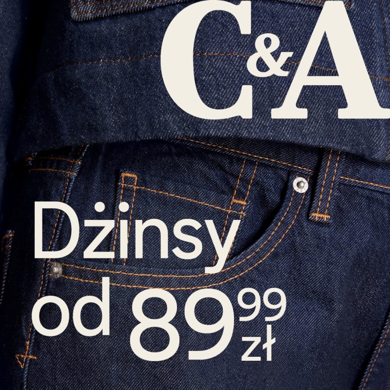 Kwadratowa grafika reklamowa marki C&A ze zbliżeniem na małą kieszonkę granatowych spodni dżinsowych ze zbliżoną strukturą materiału i pomarańczowymi przeszyciami. W prawym górnym rogu znajduje się duże jasne logo C&A, a na środku i na dole umieszczono jasny napis Dżinsy od 89,99 zł.