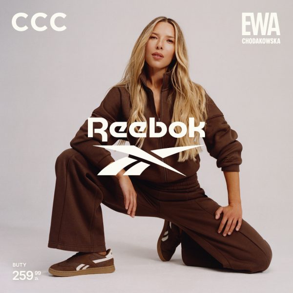 Pionowe zdjęcie promocyjne kolekcji Reebok x Ewa Chodakowska w sklepie CCC. Na jasnym tle klęczy Ewa Chodakowska ubrana w brązowy dres sportowy oraz brązowe buty sportowe z białymi akcentami. U góry umieszczono logo CCC oraz EWA CHODAKOWSKA, na środku znajduje się duże logo Reebok, a w lewym dolnym rogu widnieje napis BUTY 259,99 ZŁ.