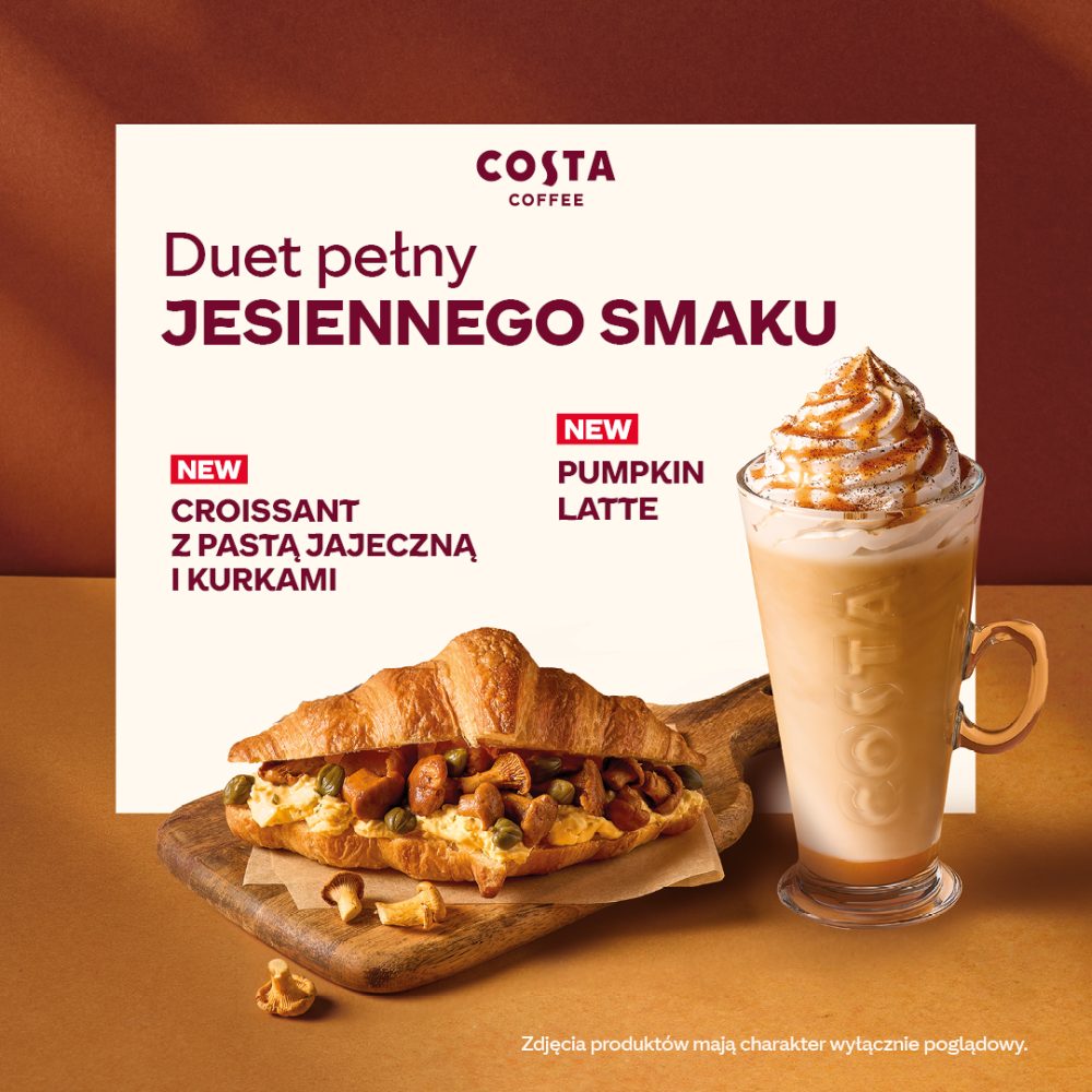 Kwadratowe zdjęcie reklamowe kawiarni Costa Coffee w ciepłych tonacjach brązu i beżu. Na drewnianej desce po lewej stronie ułożony jest apetyczny croissant z puszystą pastą jajeczną i grzybami kurkami. Obok stoi wysoka, przezroczysta szklanka wypełniona kawą Pumpkin Latte z bitą śmietaną oraz cynamonową posypką. W tle widnieje plansza z ciemno-czerwonym logo COSTA COFFEE oraz napisami Duet pełny JESIENNEGO SMAKU, NEW CROISSANT Z PASTĄ JAJECZNĄ I KURKAMI oraz NEW PUMPKIN LATTE.
