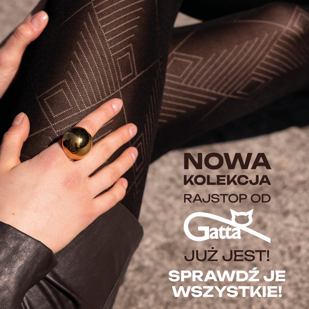 Zbliżenie na nogę w ciemnych wzorzystych rajstopach w geometryczne linie i kwadraty z nowej kolekcji Gatta. Na dłoni spoczywającej na nodze widoczny jest duży, złoty, kulisty pierścionek. W prawej dolnej części umieszczono ciemny napis NOWA KOLEKCJA RAJSTOP OD z białym logo Gatta oraz poniżej napis JUŻ JEST! SPRAWDŹ JE WSZYSTKIE!.