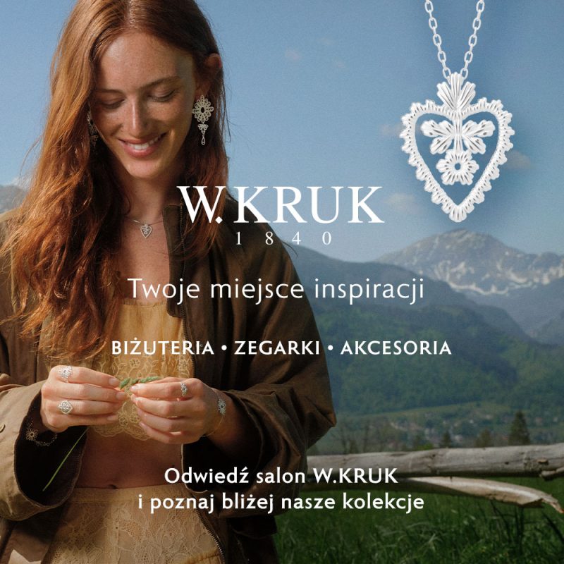Rudowłosa kobieta na tle malowniczego górskiego krajobrazu prezentująca biżuterię z nowej kolekcji W.KRUK w Galerii Echo w Kielcach