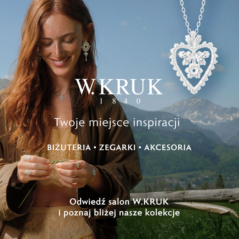 Rudowłosa kobieta na tle malowniczego górskiego krajobrazu prezentująca biżuterię z nowej kolekcji W.KRUK w Galerii Echo w Kielcach