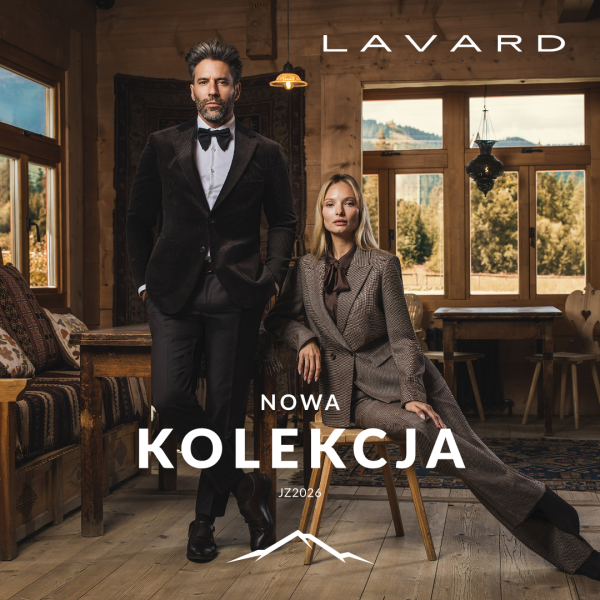 Eleganckie kwadratowe zdjęcie kampanijne marki Lavard zrealizowane w drewnianym, górskim wnętrzu z widokiem na góry. Po lewej stronie stoi elegancki mężczyzna z zarostem w czarnym garniturze z aksamitną marynarką i muszką. Po prawej na krześle siedzi kobieta w eleganckim, brązowym garniturze w kratę i koszuli z wiązaniem. W górnej części widnieje białe logo LAVARD, a na dole biały napis NOWA KOLEKCJA JZ2026 z graficznym motywem górskich szczytów.