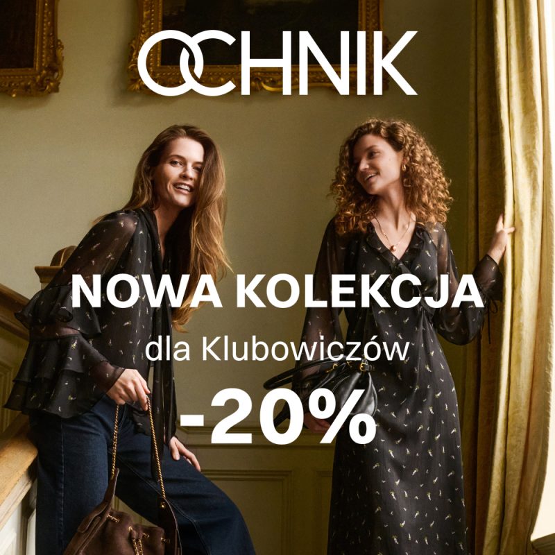 Kwadratowa fotografia promocyjna nowej kolekcji marki OCHNIK. Na zdjęciu w eleganckim wnętrzu pozują dwie uśmiechnięte kobiety: po lewej z prostymi włosami w ciemnej koszuli w drobny wzór i ciemnych spodniach, po prawej z kręconymi włosami w długiej ciemnej sukience. W górnej części widnieje duże białe logo OCHNIK, a na środku biały napis NOWA KOLEKCJA dla Klubowiczów -20%.