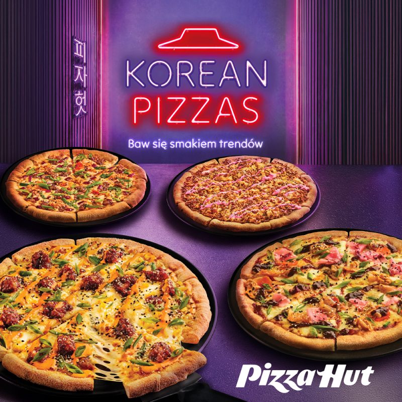 Kwadratowa grafika promocyjna sieci Pizza Hut utrzymana w neonowej, fioletowej stylistyce. U góry widnieje świecący neon z logo Pizza Hut oraz napisem KOREAN PIZZAS Baw się smakiem trendów. Na dole przedstawiono cztery pizze z serii Korean Pizzas: K-Pop z makaronem noodle i różowym sosem, K-Soul z nuggetsami i kukurydzą, K-Vibe z płatkami imbiru oraz K-Street z kurczakiem i szczypiorkiem. W prawym dolnym rogu znajduje się białe logo Pizza Hut.