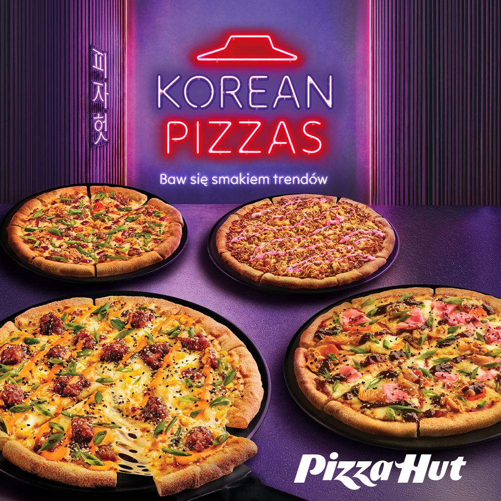 Kwadratowa grafika promocyjna sieci Pizza Hut utrzymana w neonowej, fioletowej stylistyce. U góry widnieje świecący neon z logo Pizza Hut oraz napisem KOREAN PIZZAS Baw się smakiem trendów. Na dole przedstawiono cztery pizze z serii Korean Pizzas: K-Pop z makaronem noodle i różowym sosem, K-Soul z nuggetsami i kukurydzą, K-Vibe z płatkami imbiru oraz K-Street z kurczakiem i szczypiorkiem. W prawym dolnym rogu znajduje się białe logo Pizza Hut.