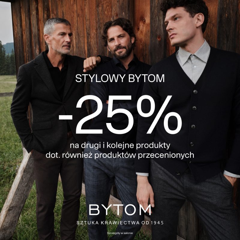 Grafika promocyjna marki Bytom z kampanii „Stylowy Bytom” informująca o rabacie -25% na drugi i kolejne produkty, który dotyczy również produktów przecenionych. Na zdjęciu widoczna jest trójka elegancko ubranych mężczyzn pozujących na tle drewnianego budynku i natury. W centralnej części umieszczono duże napisy promocyjne, u dołu logo marki Bytom z dopiskiem „Sztuka krawiectwa od 1945”, a na samym dole informację o szczegółach dostępnych w salonie.