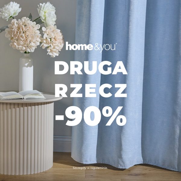 Grafika promocyjna marki Home & You informująca o ofercie druga rzecz -90%. W tle widoczne jest eleganckie wnętrze z jasnymi zasłonami, stolikiem kawowym, na którym stoi wazon z jasnymi kwiatami, oraz logo marki w górnej części. Na dole umieszczono informację o szczegółach w regulaminie.