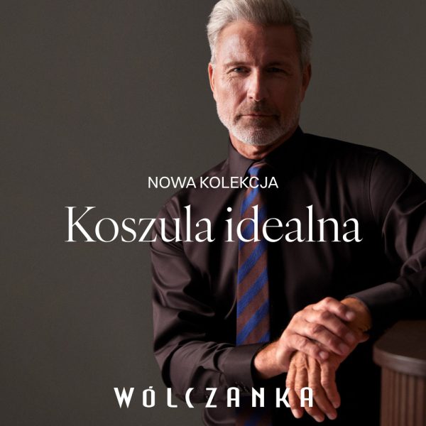 Zdjęcie wizerunkowe nowej kolekcji marki Wólczanka z hasłem „Koszula idealna”. Dojrzały mężczyzna w ciemnobrązowej koszuli i krawacie w paski opiera się o blat, patrząc w obiektyw. Na środku widnieje napis „NOWA KOLEKCJA Koszula idealna”, a na dole znajduje się logo WÓLCZANKA.