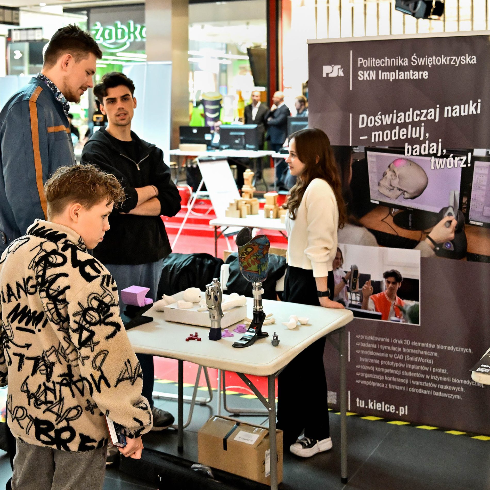 Prezentacja druku 3D oraz protez na stoisku Studenckiego Koła Naukowego Implantare.