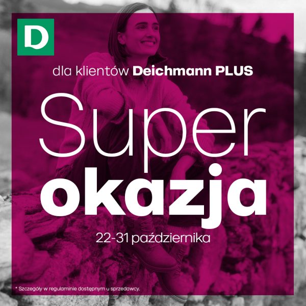 Uśmiechnięta kobieta w swetrze i sznurowanych trzewikach siedząca na skałach, w magentowym filtrze, z logo Deichmann i napisem „Super okazja 22–31 października”
