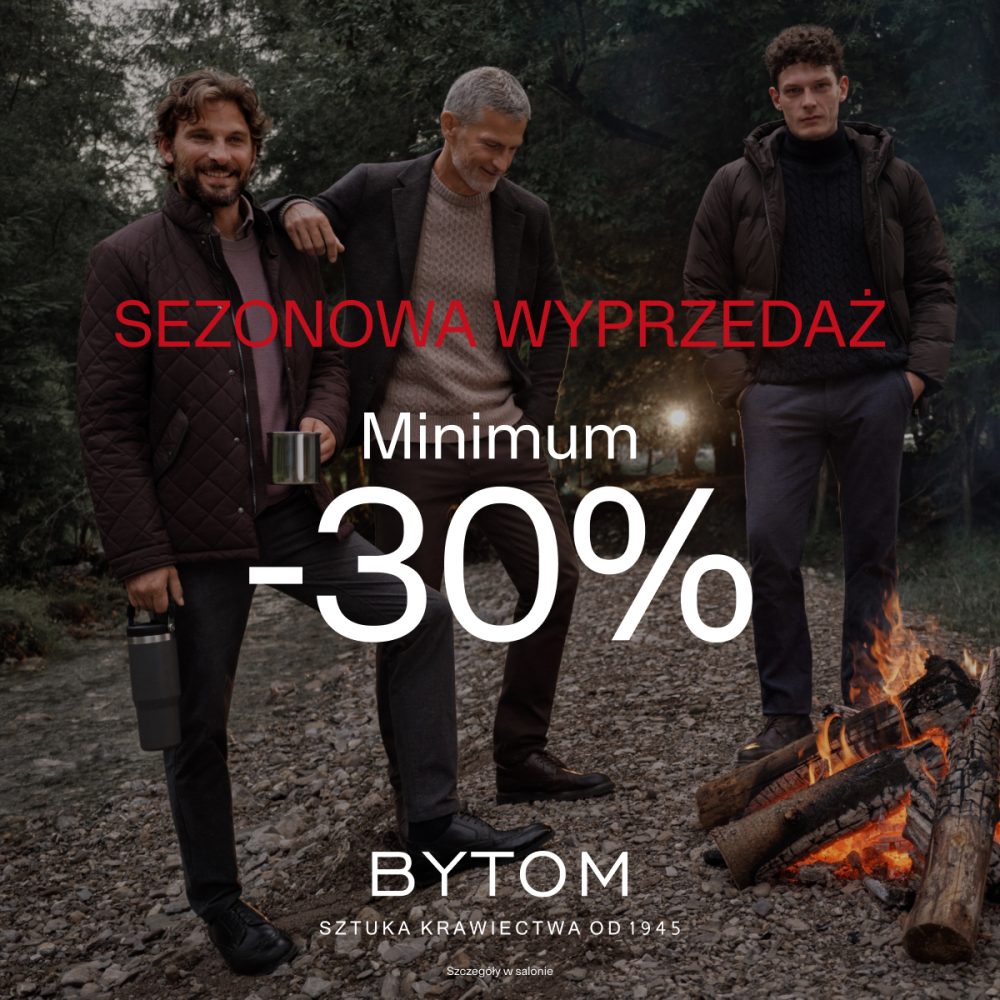 Trzej mężczyźni w jesiennych stylizacjach BYTOM stojący przy ognisku w plenerze w grafice promocyjnej Sezonowa Wyprzedaż dla Galerii Echo w Kielcach