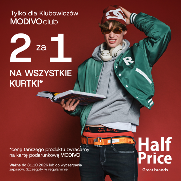 Młody mężczyzna w zielonej kurtce bejsbolowej i okularach na czerwonym tle z napisem 2 za 1 na wszystkie kurtki w HalfPrice w Galerii Echo w Kielcach