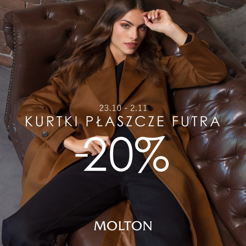 Kobieta w brązowym wełnianym płaszczu spoczywająca na skórzanej kanapie z logo MOLTON i napisem Kurtki Płaszcze Futra -20% w Galerii Echo w Kielcach