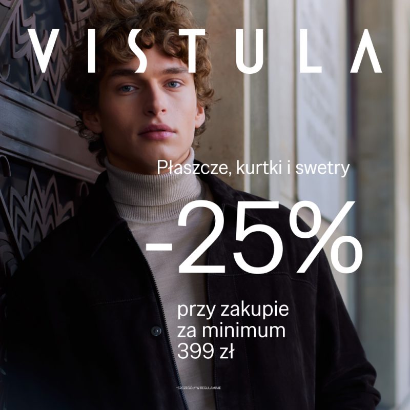 Młody mężczyzna w beżowym golfie i czarnej kurtce stojący przy ozdobnej, kutej bramie, z logo Vistula i hasłem „Płaszcze, kurtki i swetry -25%”