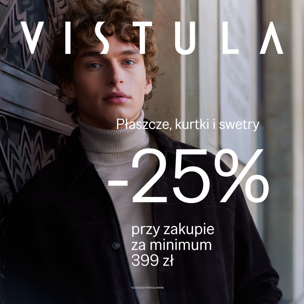 Młody mężczyzna w beżowym golfie i czarnej kurtce stojący przy ozdobnej, kutej bramie, z logo Vistula i hasłem „Płaszcze, kurtki i swetry -25%”