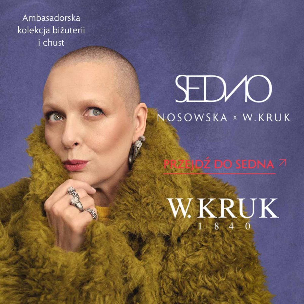 Katarzyna Nosowska w oliwkowym futrze, z pierścionkami i kolczykiem z kolekcji SEDNO, obok napisu „SEDNO NOSOWSKA x W.KRUK” na fioletowym tle