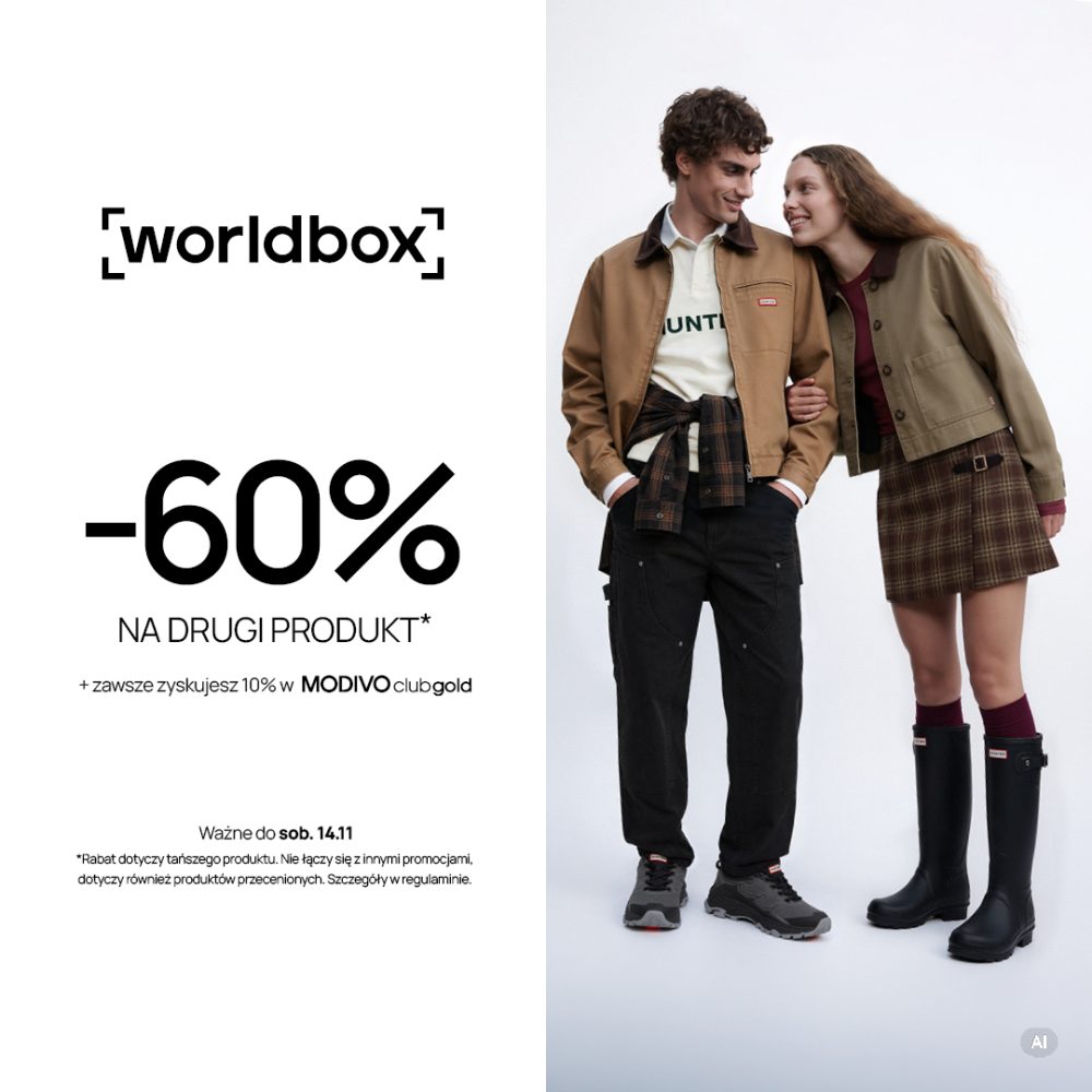 Para w stylizacjach workwear: chłopak w karmelowej kurtce, z flanelową koszulą w kratę zawiązaną w pasie i w sneakersach oraz dziewczyna w oliwkowej kurtce, spódnicy w kratę i wysokich czarnych kaloszach