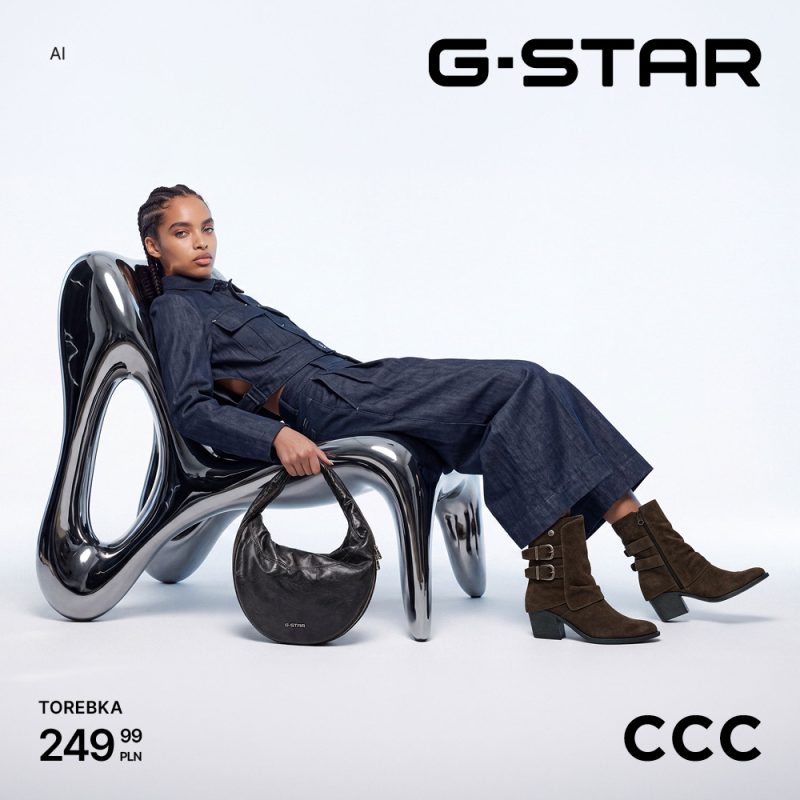 Grafika promocyjna kolekcji G-Star w sklepach CCC. Na jasnym tle modelka ubrana w dżinsowy kombinezon półleży na nowoczesnym, metalicznym, chromowanym fotelu o nieregularnym kształcie. Obok fotela leży czarna skórzana torebka, a modelka ma na sobie brązowe zamszowe botki na obcasie. W górnej części widnieje logo marki „G-STAR”, w prawym dolnym rogu logo „CCC”, a po lewej stronie u dołu informacja produktowa: „TOREBKA 249,99 PLN”.