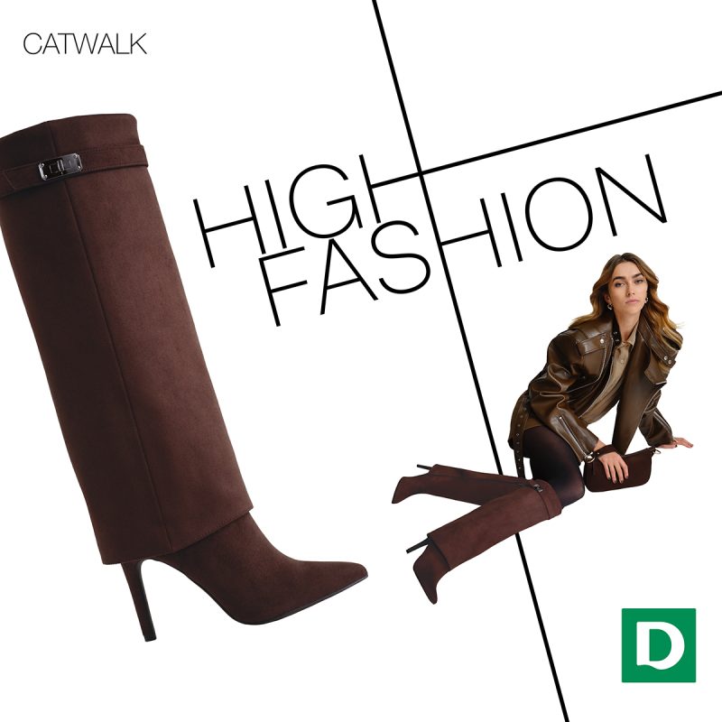 Grafika promocyjna marki Deichmann prezentująca kolekcję obuwia „High Fashion” linii Catwalk. W lewym górnym rogu znajduje się napis „CATWALK”, a w prawym dolnym rogu widnieje zielone logo marki z literą „D”. Na białym tle podzielonym czarnymi liniami po lewej stronie przedstawiono z bliska brązowy, zamszowy kozak na szpilce z wywijaną cholewką i ozdobną klamrą. W prawym sektorze widoczna jest modelka w brązowej kurtce i ciemnych rajstopach, siedząca na podłodze i prezentująca te same kozaki.