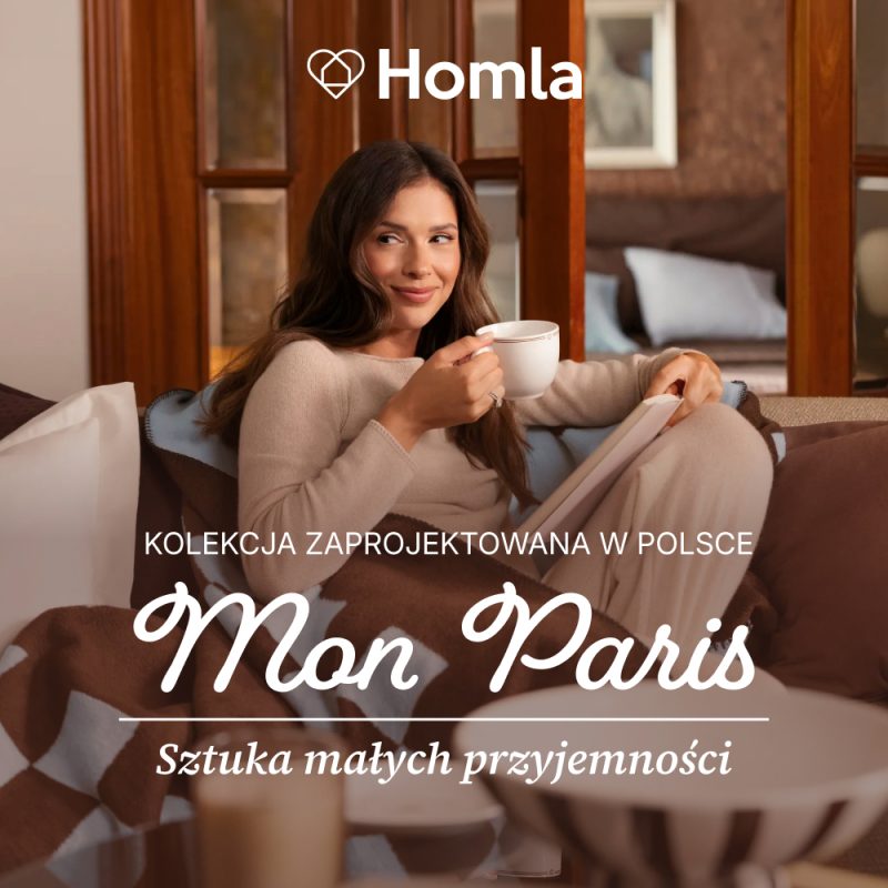 Grafika promocyjna marki Homla prezentująca kolekcję „Mon Paris”. W górnej części znajduje się logo marki „Homla” oraz serduszko z wpisanym motywem geometrycznym. Na zdjęciu w przytulnym wnętrzu na kanapie przykrytej brązowo-niebieskim pledem siedzi uśmiechnięta kobieta w beżowym swetrze, trzymając w dłoniach filiżankę oraz książkę. W centralnej części umieszczono napisy: „Kolekcja zaprojektowana w Polsce”, ozdobny, biały tytuł kolekcji „Mon Paris” oraz hasło u dołu „Sztuka małych przyjemności”.