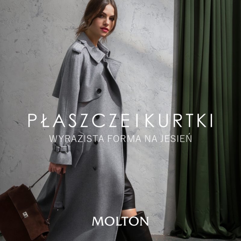 Grafika promocyjna marki Molton prezentująca kolekcję płaszczy i kurtk. W centralnej części na jasnoszarym tle z ciemnozieloną zasłoną widoczna jest modelka w długim, szarym płaszczu wiązanym w pasie, trzymająca brązową torbę. Na zdjęciu umieszczono białe napisy: „PŁASZCZE I KURTKI” oraz podtytuł „WYRAZISTA FORMA NA JESIEŃ”, a na dole znajduje się logo marki „MOLTON”.