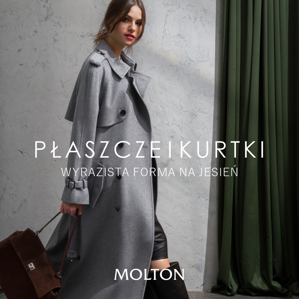 Grafika promocyjna marki Molton prezentująca kolekcję płaszczy i kurtk. W centralnej części na jasnoszarym tle z ciemnozieloną zasłoną widoczna jest modelka w długim, szarym płaszczu wiązanym w pasie, trzymająca brązową torbę. Na zdjęciu umieszczono białe napisy: „PŁASZCZE I KURTKI” oraz podtytuł „WYRAZISTA FORMA NA JESIEŃ”, a na dole znajduje się logo marki „MOLTON”.