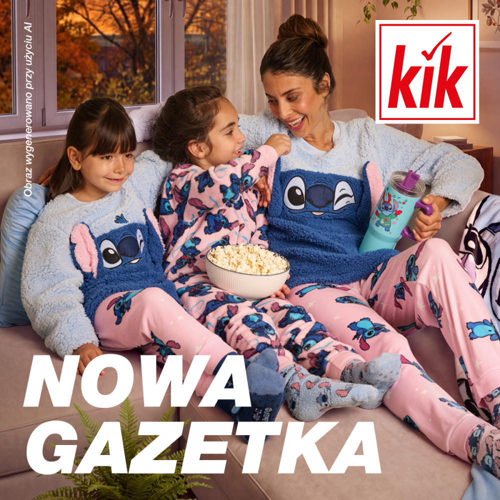 Jesienna grafika promocyjna sieci sklepów KiK z hasłem „Nowa gazetka”. Na kanapie siedzi kobieta z dwiema dziewczynkami, ubrane w puszyste piżamy i komplety domowe z motywem postaci Sticha. Wszyscy uśmiechają się, trzymając miskę z popcornem i kubek termiczny, a w prawym górnym rogu widoczny jest czerwony logotyp marki KiK.
