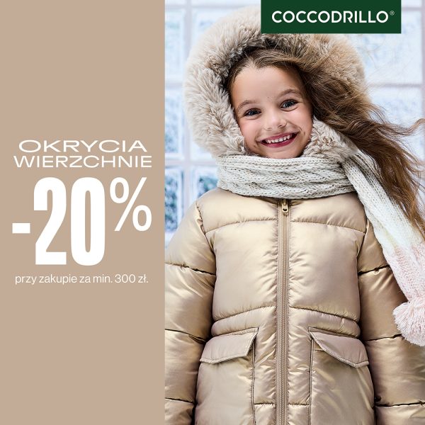 Grafika promocyjna marki Coccodrillo informująca o ofercie na okrycia wierzchnie. W prawym górnym rogu widoczne jest zielone logo z białą nazwą marki „COCCODRILLO”. Na zdjęciu uśmiechnięta dziewczynka ma na sobie połyskującą, złotą kurtkę z kapturem obszytym futerkiem oraz gruby szary szalik. Po lewej stronie na jasnobrązowym tle umieszczono biały napis „OKRYCIA WIERZCHNIE”, dużą wartość rabatu „-20%” oraz warunek promocji „przy zakupie za min. 300 zł”.